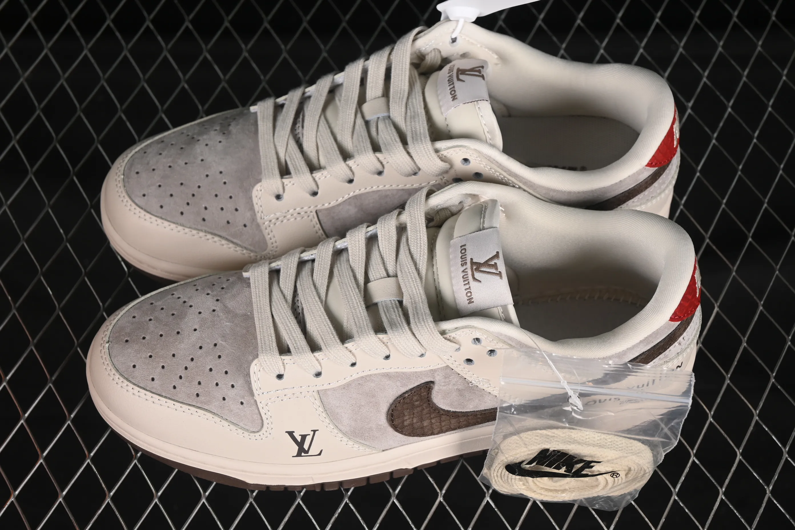 All categories Nk SB Dunk Series Nk SB Dunk Low High-end customized low-top sneakers Nike SB Dunk Low LV joint red tail chocolate Anniversary high-end customized low-top casual sneakers XX3168-123